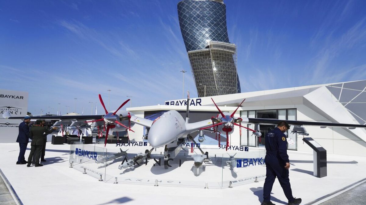 طائرة بدون طيار من صنع شركة بيكار التركية في معرض الدفاع الدولي في أبو ظبي، الإمارات العربية المتحدة، 20 فبراير 2023.