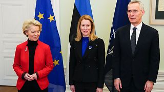 De gauche à droite : Ursula von der Leyen, Kaja Kallas et Jens Stoltenberg, à RTallinn, en Estonie, le 24 février 2023.