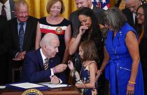 Biden gyakran ajándékozza el a tollakat, amikkel aláír egy-egy ceremónián