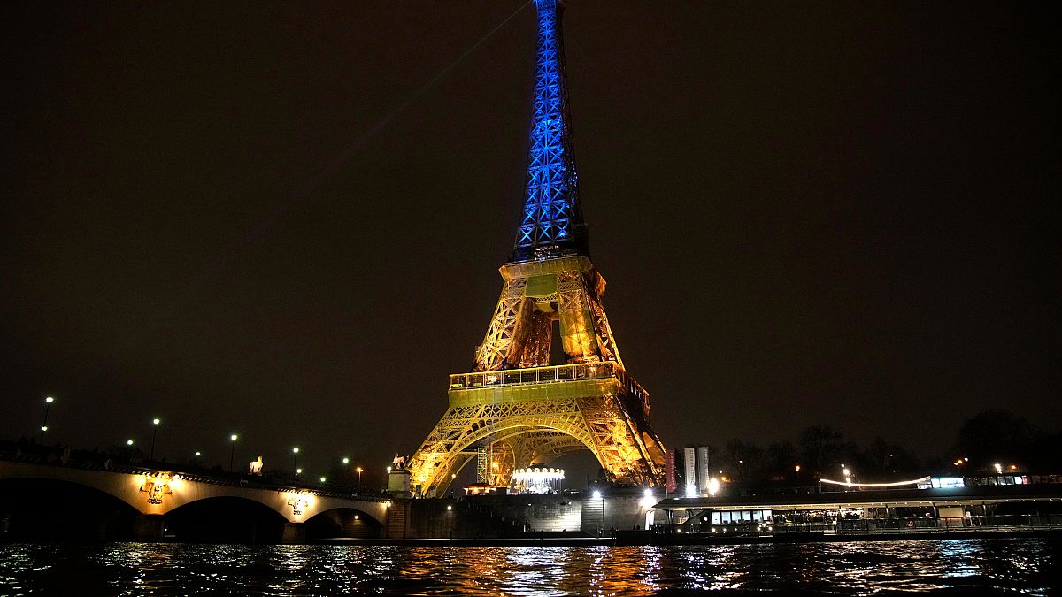 La Torre Eiffel se ilumina con los colores de Ucrania para conmemorar el primer aniversario de la invasión rusa del país, en París, el 23 de enero de 2023.