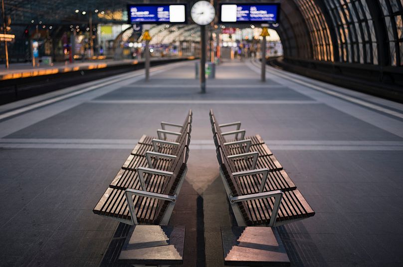 Ein Bahnsteig des Hauptbahnhofs in Berlin ist am Mittwoch, 10. Januar 2024, menschenleer.