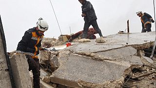 Beyaz Baretlilier Suriye'nin kuzeybatısında deprem sonrası oluşan enkazlarda arama kurtarma çalışmalarına öncülük ediyor