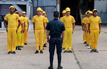 سجناء فنزويليون يقفون في مصنع السكر "أزورينا" خلال افتتاحه في أورينا، ولاية تاتشيرا، فنزويلا، 27 سبتمبر 2019