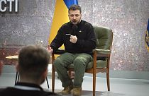 Volodimir Zelenszkij ukrán elnök a kijevi sajtótájékoztatón 2023.02.24-én.