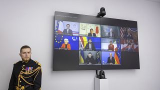 Gli schermi del G7, al Palazzo dell'Eliseo, a Parigi. (24.2.2023)