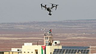 طائرة أردنية بدون طيار تحلق فوق نقطة مراقبة على طول الحدود مع سوريا - أرشيف