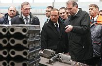 Dimitri Medvedev 9 Şubat'ta Omsk kentindeki Nakliye Mühendisliği Tesisi'ndeki üretimi denetledi