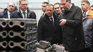 Dimitri Medvedev 9 Şubat'ta Omsk kentindeki Nakliye Mühendisliği Tesisi'ndeki üretimi denetledi