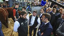 Presidente francês Emmanuel Macron encontra-se com agricultores durante visita ao Salão da Agricultura durante o dia de abertura em Paris, sábado, 25 de fevereiro, 2023