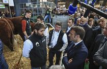 El presidente Emmanuel Macron se reúne con agricultores mientras visita la Feria Internacional de Agricultura durante la jornada inaugural en París, el 25 de febrero d