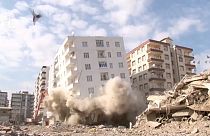 هدم بناية متضررة من الزلزال - ديار بكر