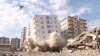 هدم بناية متضررة من الزلزال - ديار بكر