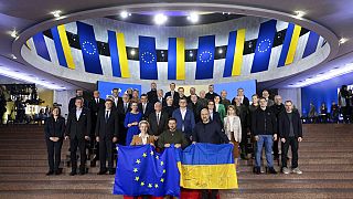 El presidente ucraniano, la presidenta de la Comisión Europea, el primer ministro ucraniano, funcionarios de la UE y Ucrania posan durante la cumbre UE-Ucrania en Kiev