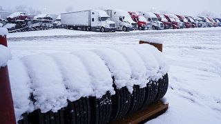 شاحنات متوقفة في كراج بجانب طريق سريع بعد تساقط الثلوج كاليفورنيا، الجمعة، 24 فبراير 2023