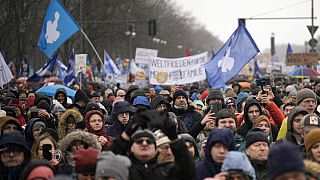 Berlin'de 10 binlerce kişi Ukrayna'daki savaşın son bulmasını istedi