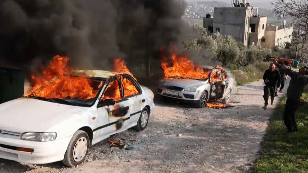 فلسطيني في مواجهة مستوطن إسرائيلي في قرية بورين في نابلس إثر حرق مستوطنين لسيارتي فلسطينيين. 2023/02/25