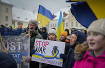 Des Ukrainiens chantent lors d'une manifestation contre l'invasion de leur pays à Tallinn, en Estonie, le 25.02.2023.