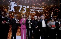 Todos los galardonados en el escenario durante la ceremonia de entrega de premios del Festival Internacional de Cine, Berlinale, en Berlín, Alemania, el 25 de febrero de 2023.