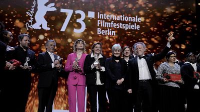 Todos los galardonados en el escenario durante la ceremonia de entrega de premios del Festival Internacional de Cine, Berlinale, en Berlín, Alemania, el 25 de febrero de 2023.