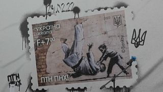 الإطاحة أرضاً بالرئيس الروسي فلاديمير بوتين في رسم لبانكسي.