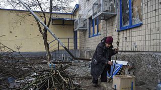 Emilia Budskaya, die beschlossen hat, in der Stadt zu bleiben, heizt mit Ästen ihren Keller in der Frontstadt Wuhledar