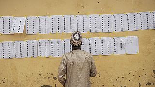 Ein Wähler sucht in einem Wahllokal in Abuja am 25. Februar 2023 während der nigerianischen Präsidentschafts- und Parlamentswahlen nach seinem Namen im Wählerverzeichnis.