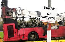 Το Πρωτόκολλο της Β. Ιρλανδίας προκάλεσε σφοδρές αντιδράσεις από τους «πιστούς» της Β. Ιρλανδίας, που κατηγορούνται ότι έκαψαν αυτό το λεωφορείο σε κινητοποιήσεις