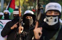 أفراد ينتمون إلى حركة حماس يرتدون عصابات رأس مكتوب عليها "عرين الأسود"