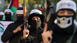 أفراد ينتمون إلى حركة حماس يرتدون عصابات رأس مكتوب عليها "عرين الأسود"