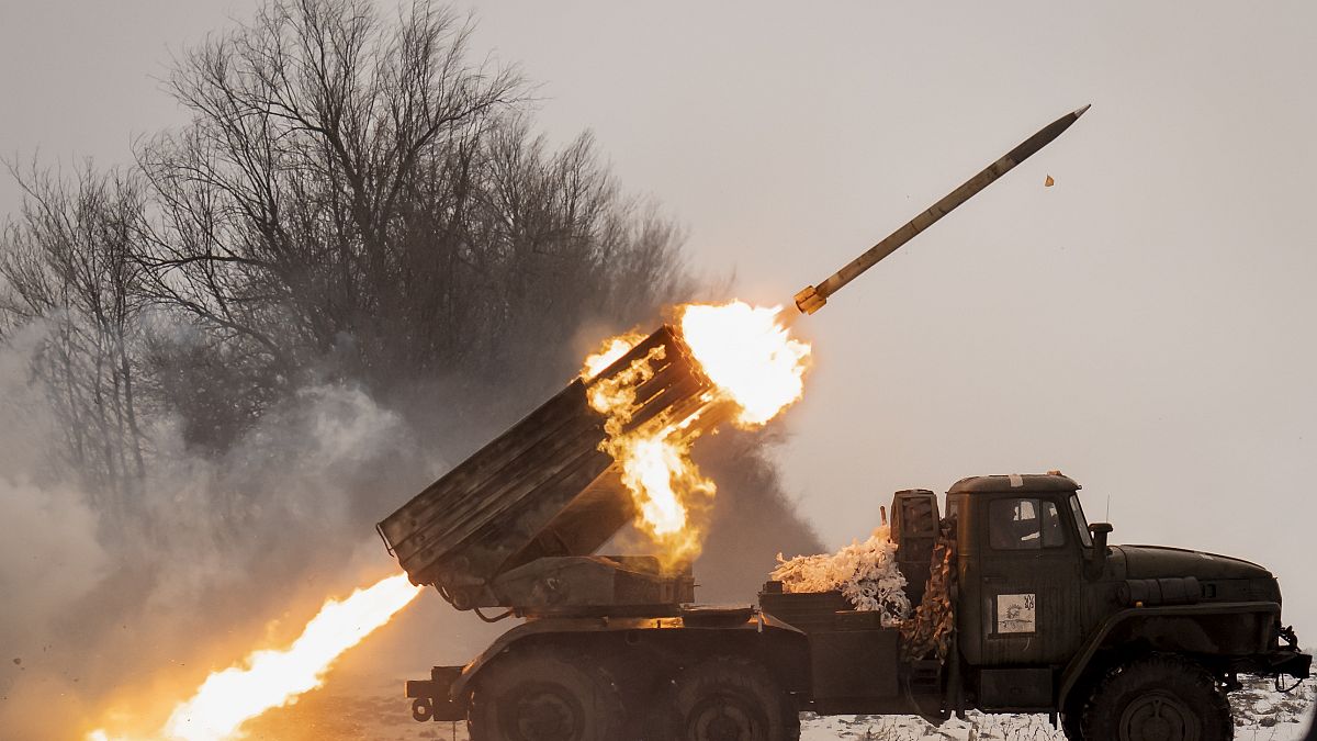 قاذفة صواريخ من طراز غراد تعود للحقبة السوفيتية تطلق النار على مواقع روسية في خاركيف في أوكرانيا، السبت 15/02/2023