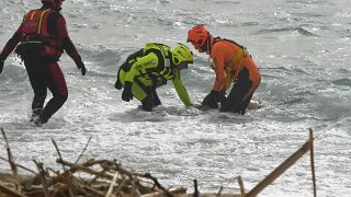 فرق الإنقاذ الإيطالية تنقذ مهاجرا في سواحل كلابريا بعد غرق القارب ومصرع العشرات 26/02/2023
