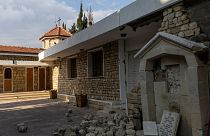 مشهد للدمار الذي لحق بمذبح كنيسة قرية فاكيفلي