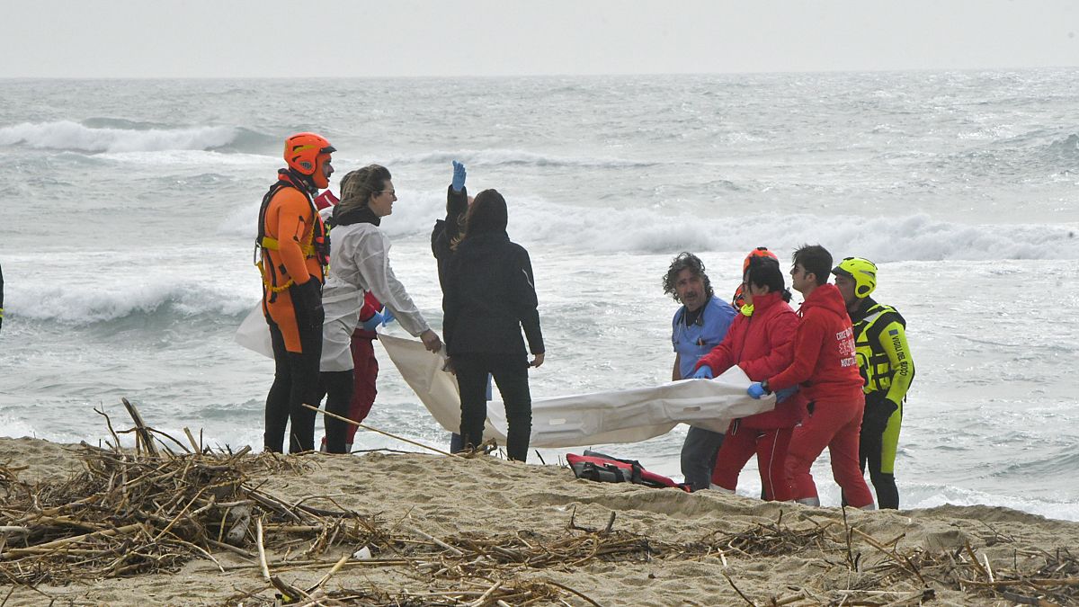 Les sauveteurs ont repêché les corps d'une quarantaine de migrants