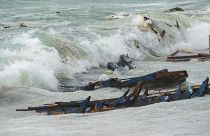 Los restos de una embarcación volcada en una playa cerca de Cutro, en el sur de Italia, el domingo 26 de febrero de 2023.