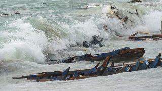Los restos de una embarcación volcada en una playa cerca de Cutro, en el sur de Italia, el domingo 26 de febrero de 2023. 