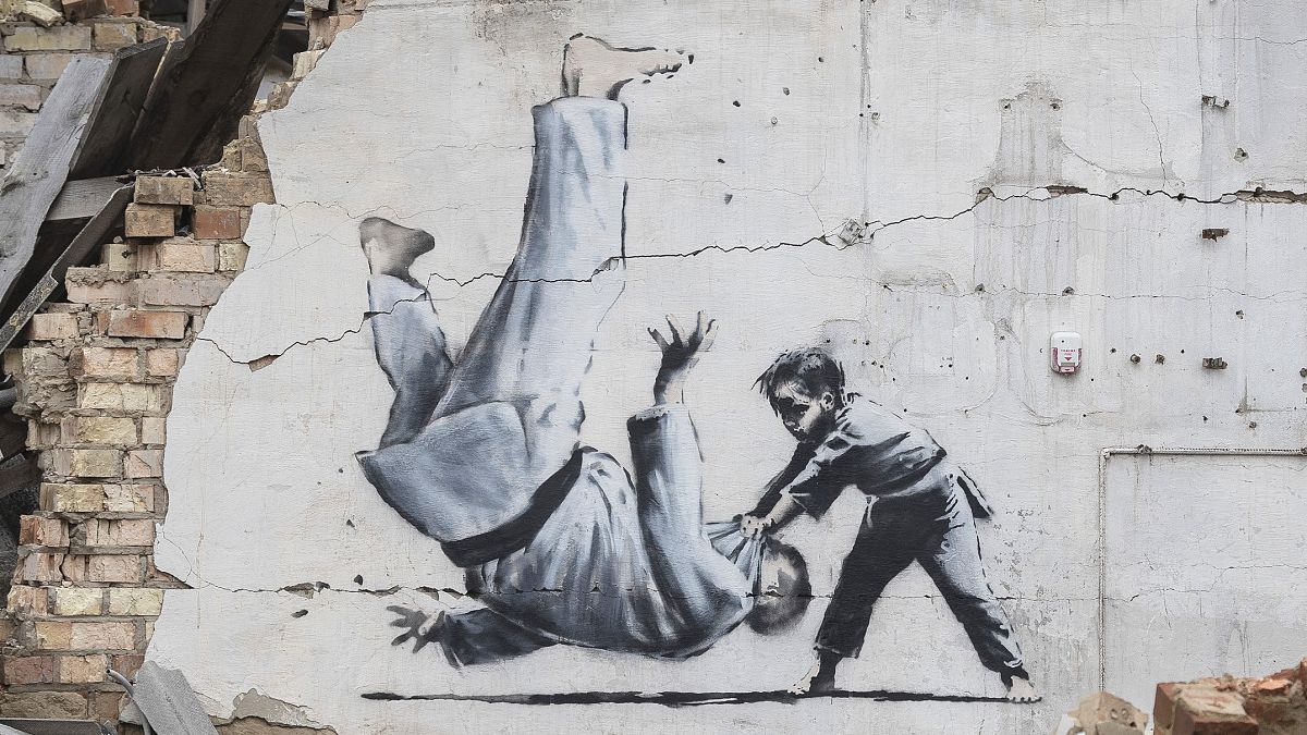 Banksy híressé vált graffitije az ukrajnai Borodianka szétlőtt lakónegyedében