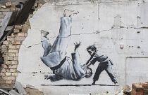 Banksy híressé vált graffitije az ukrajnai Borodianka szétlőtt lakónegyedében