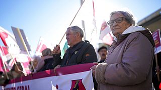 Nyugdíjasok egy "Általános emelés" feliratú transzparenst tartanak a megélhetési költségek emelkedése elleni tüntetésen Lisszabonban