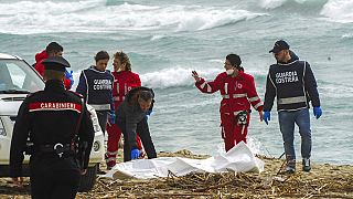 İtalya'nın Calabria açıklarında parçalanan teknede yüzden fazla göçmen bulunduğu bildirildi