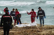 جمع‌آوری جنازه پناهجویانی که قایق حامل آنها در سواحل جنوبی ایتالیا غرق شد