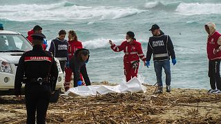 جمع‌آوری جنازه پناهجویانی که قایق حامل آنها در سواحل جنوبی ایتالیا غرق شد