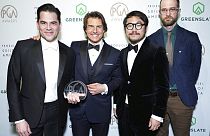 Tom Cruise Herşey Her Yerde Aynı Anda filminin oyuncuları ve yönetmeni ile birlikte