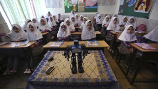 تلميذات مدرسة البرز الابتدائية في مدينة فارامين (35 كيلومترًا) جنوب العاصمة طهران ، إيران. 2014/02/24