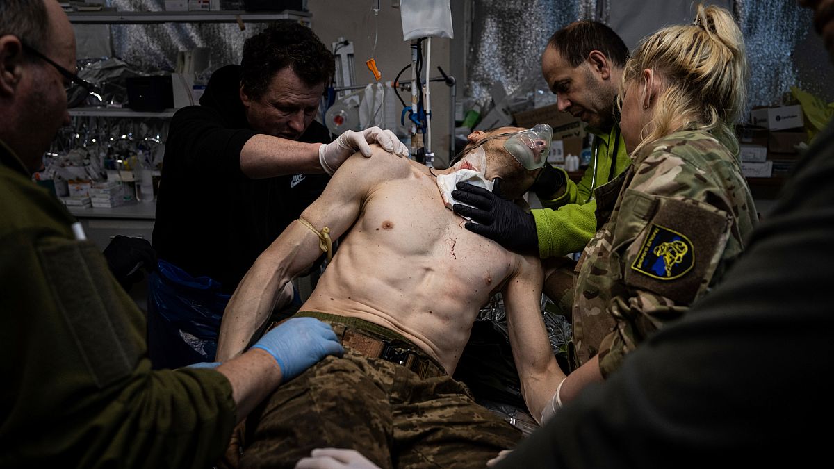 Pessoal médico assiste militar ferido em combate perto de Bakhmut, no leste da Ucrânia