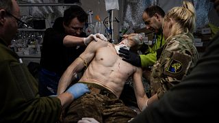 Pessoal médico assiste militar ferido em combate perto de Bakhmut, no leste da Ucrânia