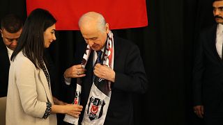 MHP Genel Başkanı Devlet Bahçeli'ye bir partili tarafından Beşiktaş atkısı takılmıştı