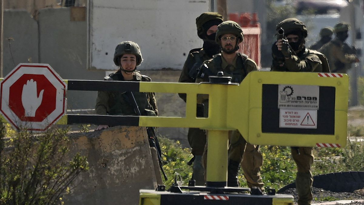 قوات إسرائيلية تطلق الغاز المسيل للدموع عند حاجز حوارة، المدخل الجنوبي لمدينة نابلس في الضفة الغربية المحتلة. 2023/02/26