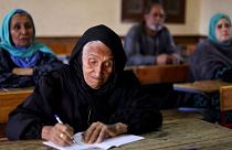 مادر بزرگ ۸۷ ساله مصری که خواندن و نوشتن می‌آموزد