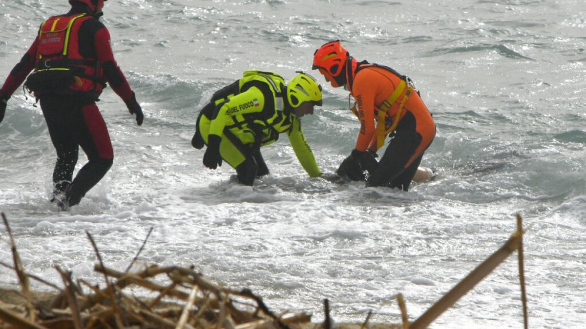 Des secouristes sur une plage près de Cutro, Italie, le 26 février 2023