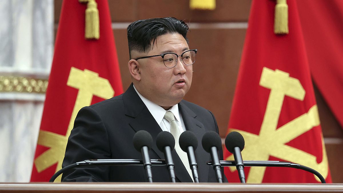 زعيم كوريا الشمالية كيم جونغ أون يتحدث خلال اجتماع لحزب العمال الحاكم في مقره في بيونغ يانغ ، كوريا الشمالية يوم الأحد، 26 فبراير/شباط، 2023.